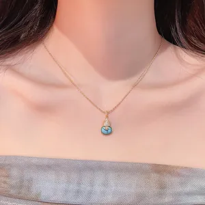 Détail d'un collier pendentif calebasse en or avec turquoise et zircons pavés