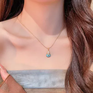 Élégant collier avec pendentif calebasse plaqué or 18 carats et zircons sur modèle