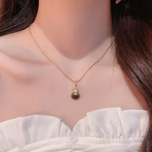 Élégant collier pendentif Wu Lou plaqué or 18k avec caractère Fu et zircons