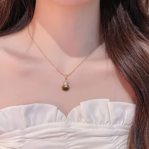 Détail d'un collier avec pendentif calebasse plaqué or 18 carats et zircons pour femme