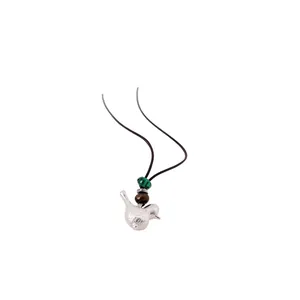 Elegante collar con colgante de pájaro plateado estilo chino con cuentas decorativas