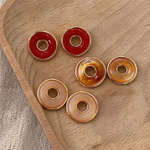 Pendientes retro estilo donut en varios colores con elegantes bordes dorados