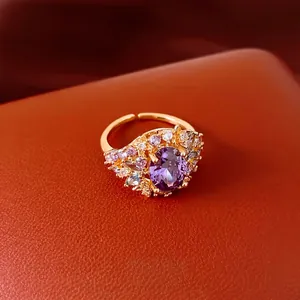 18k vergulde open ring met ovale paarse zirkoon en luxueuze kristallen accenten.