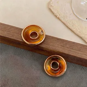 Elegantes pendientes de resina ámbar estilo vintage con borde de metal dorado mujer