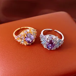 Detailopname van luxe 18k vergulde ovale paarse zirkoon open ringen