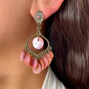 Detailansicht von Vintage-Bronze-Ohrringen mit rosafarbenen Muschelplättchen