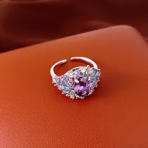 Close-up van een luxe verstelbare ring met paarse ovale edelsteen en kleurrijke zirkoon