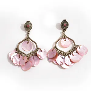 Vintage-Ohrringe in Bronze mit rosa Strasssteinen und Muschelplättchen-Quasten.
