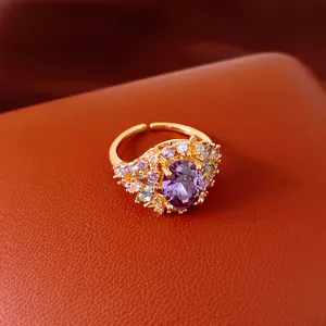 Detailweergave van een 18k vergulde verstelbare ring met grote ovale paarse zirconia.