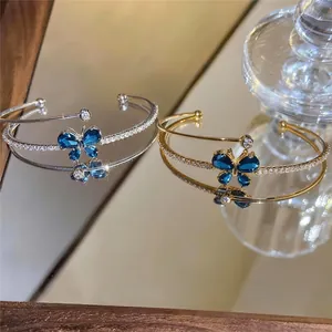 Elegantes brazaletes de estilo francés con mariposa de circón azul y piedras pavé