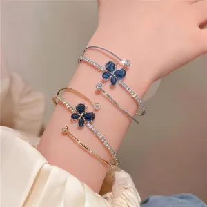 Brazalete abierto de estilo francés con mariposa de circón azul y cristales brillantes.