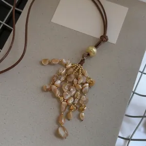 Vintage Bohemian Muschel Quaste Halskette mit brauner Lederschnur und goldener Strukturperle