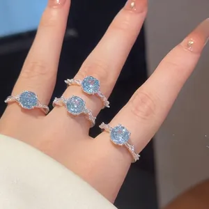 Elegante 18k goud vergulde open ring met lichtblauwe zirkoon en bloemmotief ontwerp