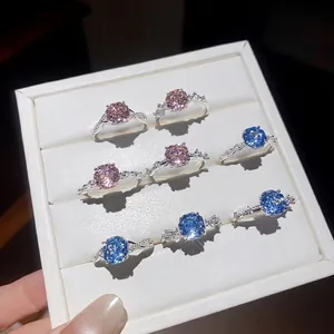 Elegante 18k vergulde open ringen met fonkelende roze en blauwe ronde zirkonia
