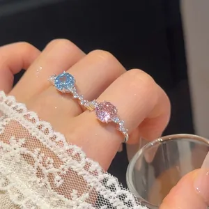 Elegante verzilverde open ring met grote roze en blauwe ronde zirkonia steentjes