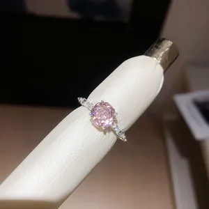 Macrodetail van een fonkelende roze gefacetteerde bloemring met goudkleurige afwerking.