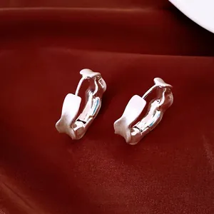 Elegantes aretes de aro minimalistas en tono plateado con una textura cepillada única