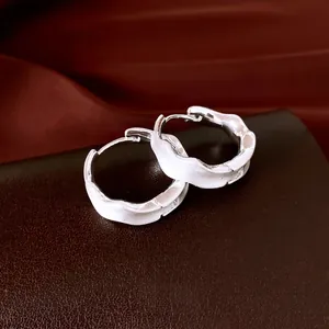 Pendientes de aro plateados con textura arrugada y acabado cepillado elegante