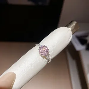 Macrodetail van roze zirkoon bloemring met sprankelende facetten op 18k vergulde band.