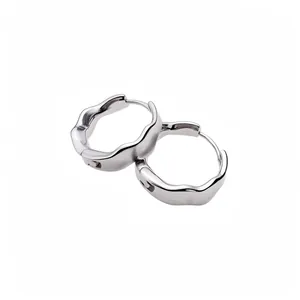 Pendientes de aro minimalistas en plata con acabado cepillado y diseño ondulado para mujer