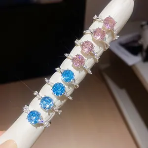 Gedetailleerde macro-opname van fonkelende blauwe en roze zirkoon bloemvormige ringen