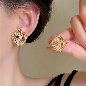 Elegante goldene hohle Gitter-Rauten-Ohrstecker für Damen im Luxus-Stil