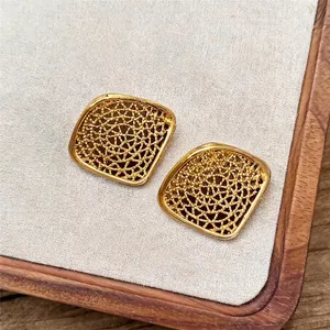 Elegante goldene Netzgitter-Ohrstecker mit feinem Vintage-Webdesign für stilvolle Damen