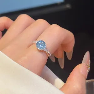 Detailopname van een lichtblauwe ring met bloemgeslepen zirkonia en fonkelende accenten