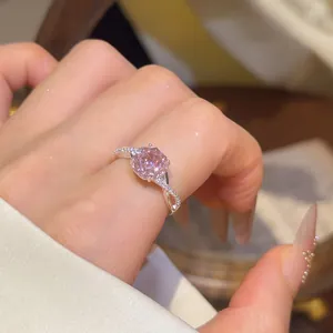 Gedetailleerd beeld van een zilverkleurige ring met een roze gefacetteerde edelsteen