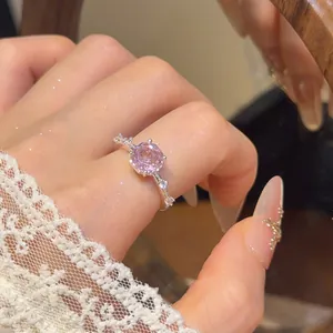 Close-up van een elegante 18k vergulde ring met een roze rond geslepen zirkoonbloem