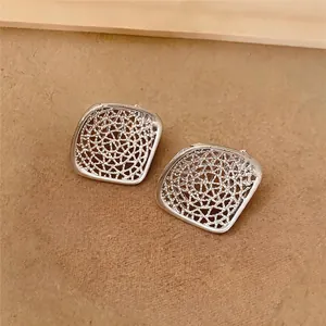 Detailansicht der geometrischen Gitter-Ohrstecker aus Silber mit filigranem Design