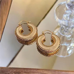 Vintage vergoldete Creolen mit dickem, geripptem Spiraldesign auf einer Spiegeloberfläche