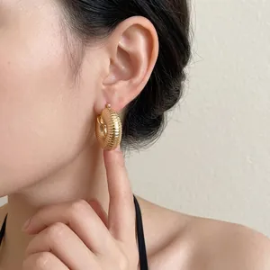 Elegante goldene strukturierte Creolen für Damen mit einem schicken Vintage-Rippendesign