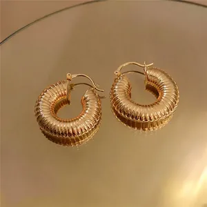 Elegante vergoldete Vintage-Creolen mit einem einzigartigen strukturierten Rippendesign