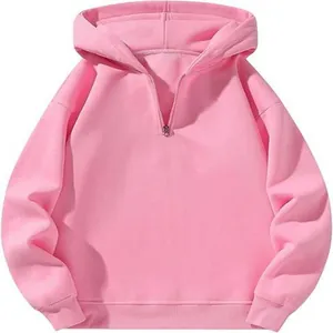 Dettaglio di una felpa rosa oversize con mezza zip e comodo cappuccio regolabile