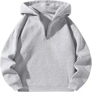 Dettaglio della felpa con cappuccio oversize grigia con mezza zip e polsini a costine.