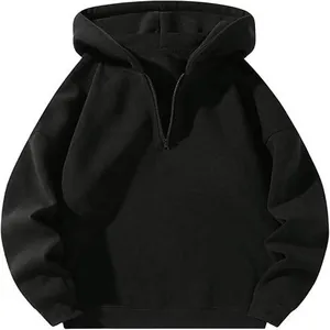 Dettaglio felpa con cappuccio nera con mezza zip e fodera polare calda