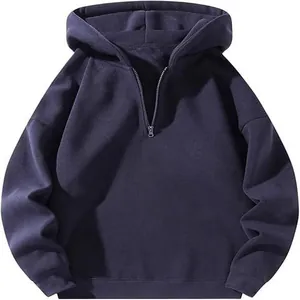 Primo piano di una felpa sportiva oversize blu scuro con cappuccio e zip parziale