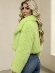 Seitenansicht einer neongrünen Webpelzjacke mit einer weichen, flauschigen Textur.