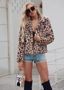 Vue complète d'une veste en fausse fourrure léopard avec col tailleur et manches