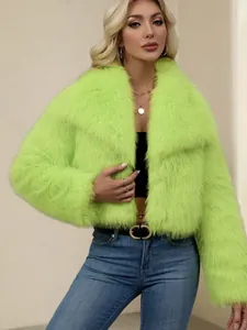 Detailansicht der neongrünen Kunstpelzjacke mit flauschiger Textur und kräftiger Farbe.