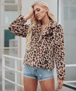Vue détaillée de la veste en fausse fourrure léopard pour femme avec col à revers