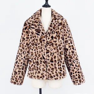 Vue détaillée d'un manteau léopard en fausse fourrure pour femme sur mannequin.