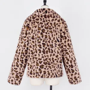 Vue arrière détaillée d'un manteau élégant en fausse fourrure léopard pour femmes en hiver.
