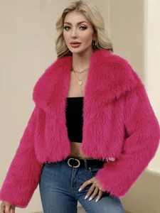 Detaillierte Ansicht der leuchtend rosa Kunstpelzjacke mit dickem Plüsch-Finish für Damen