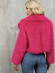 Rückansicht einer leuchtend rosa Kurzjacke aus Kunstpelz mit flauschiger Textur