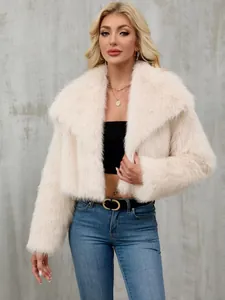Detailansicht einer luxuriösen beigen Kunstpelzjacke mit großem Kragen.