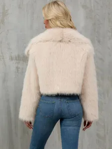 Detaillierte Rückansicht einer luxuriösen, kurzen Plüschjacke aus Kunstfell in Beige