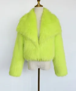 Detailansicht einer neongrünen Kunstpelzjacke auf einer Schaufensterpuppe vorne