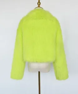 Detaillierte Rückansicht einer neongrünen Kunstpelz-Kurzjacke auf einem Schaufensterpuppenständer